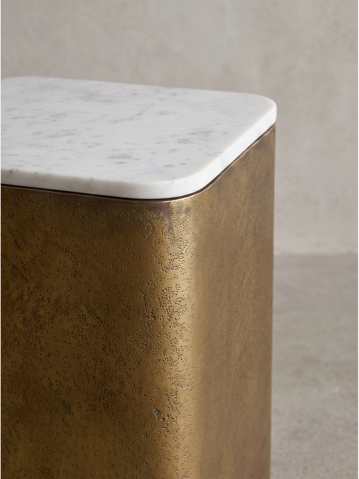 Kompakter Wohnzimmertisch im eleganten Design aus glänzendem Metall in Goldoptik und massivem weißen Naturstein für schmale Nischen_