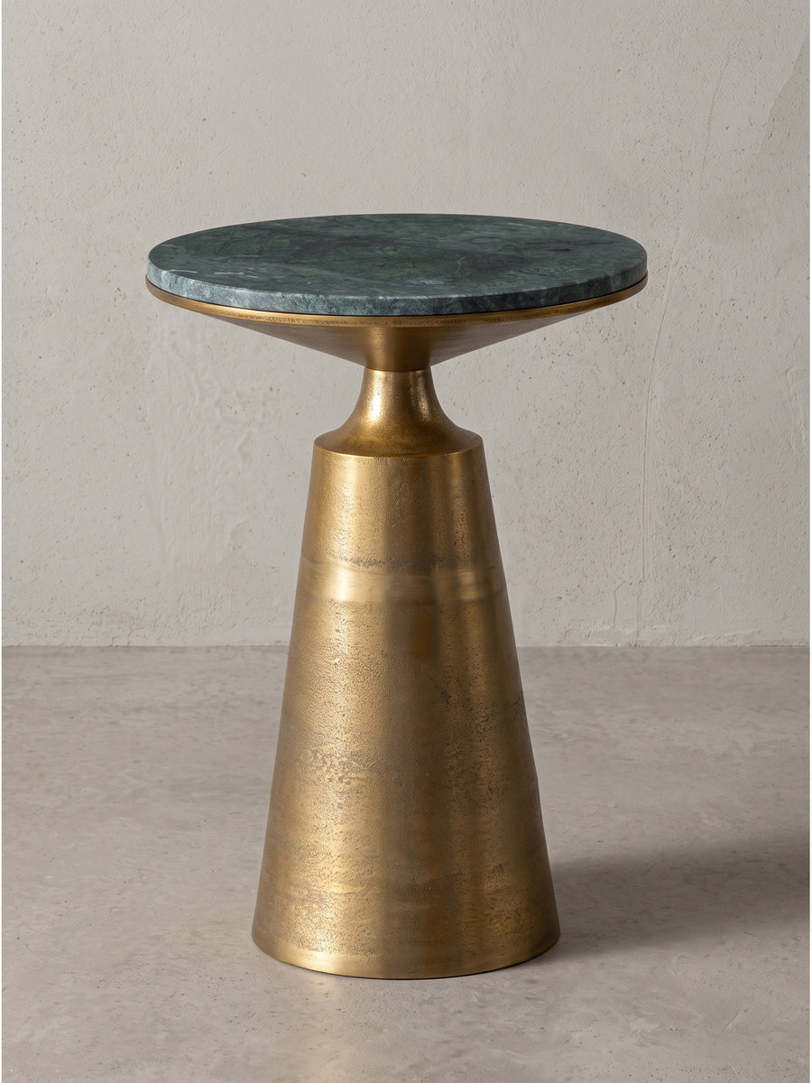 Runder Beistelltisch aus echtem Marmor und lackiertem Aluminium in Grün und Gold 40x40x56 cm vor weißem Hintergrund._