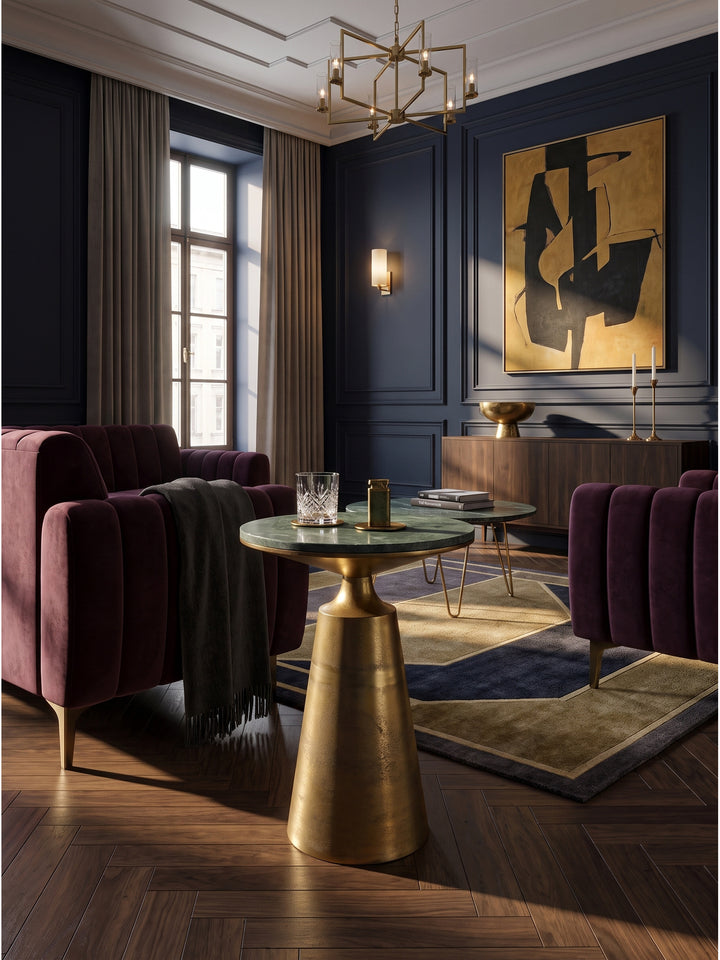 Eleganter Beistelltisch aus grünem Marmor und goldfarbenem Metall im luxuriösen Wohnzimmer vor einer dunkelblauen Wand._