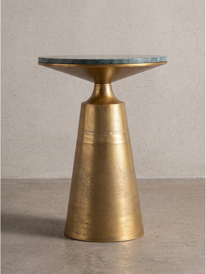 Kleiner Abstelltisch im eleganten Design mit markanter grüner Marmorierung und strukturierter Metalloberfläche im Raw-Finish._