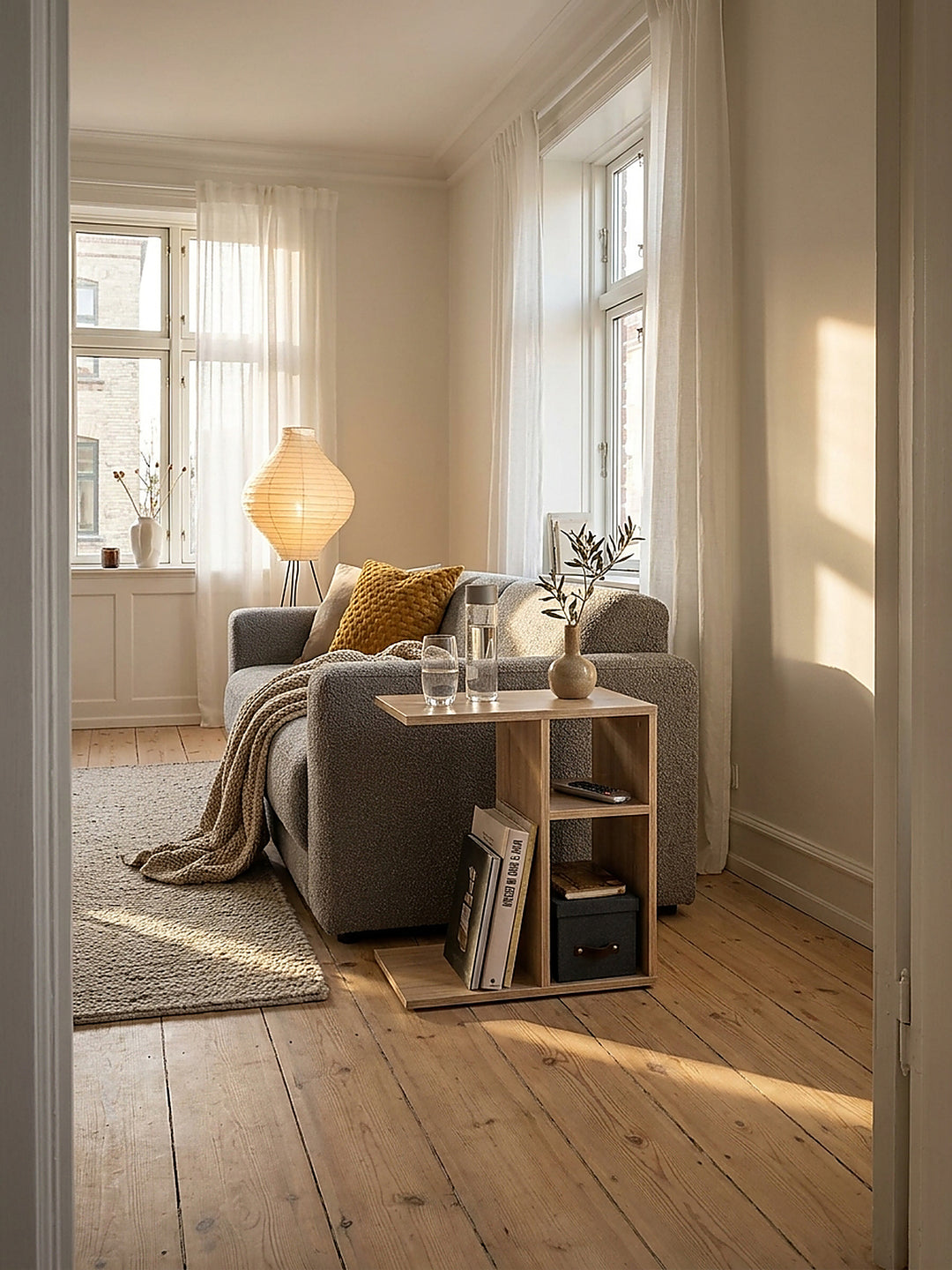 Moderner Beistelltisch in Sonoma Eiche 50x50x30 cm am Sofa im hellen skandinavischen Wohnzimmer mit großem Fenster_