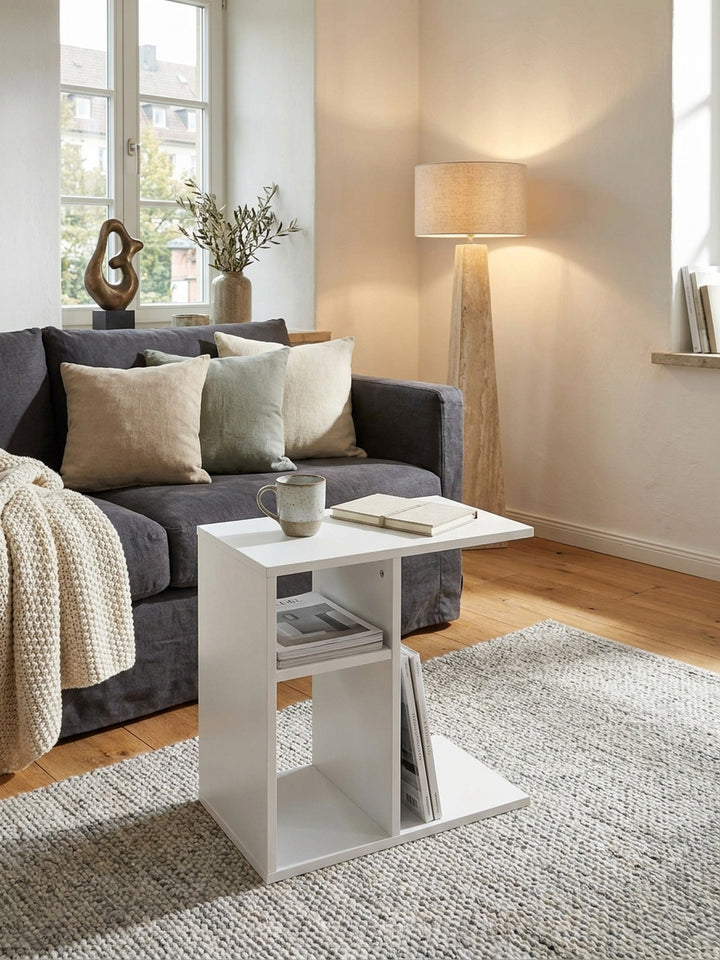Eleganter weißer C-Form Beistelltisch 50x30x50 cm aus folierter Spanplatte an einem gemütlichen Leinensofa im hellen skandinavischen Wohnzimmer._