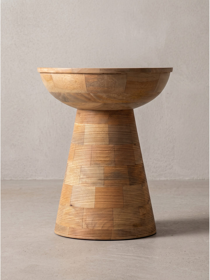 Seitenprofil des handgefertigten Holztisches aus Mango Massivholz, die harmonischen Proportionen von 45 cm Höhe und der stabile Säulenfuß wirken architektonisch und ausgewogen_