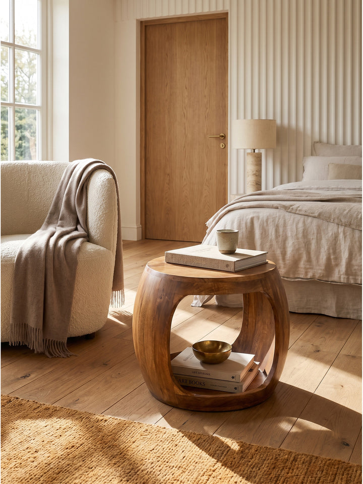 Runder Beistelltisch aus Mango Massivholz 50x50x40 cm als stilvoller Blickfang im organisch-modernen Wohnzimmer neben einem hellen Leinensofa_