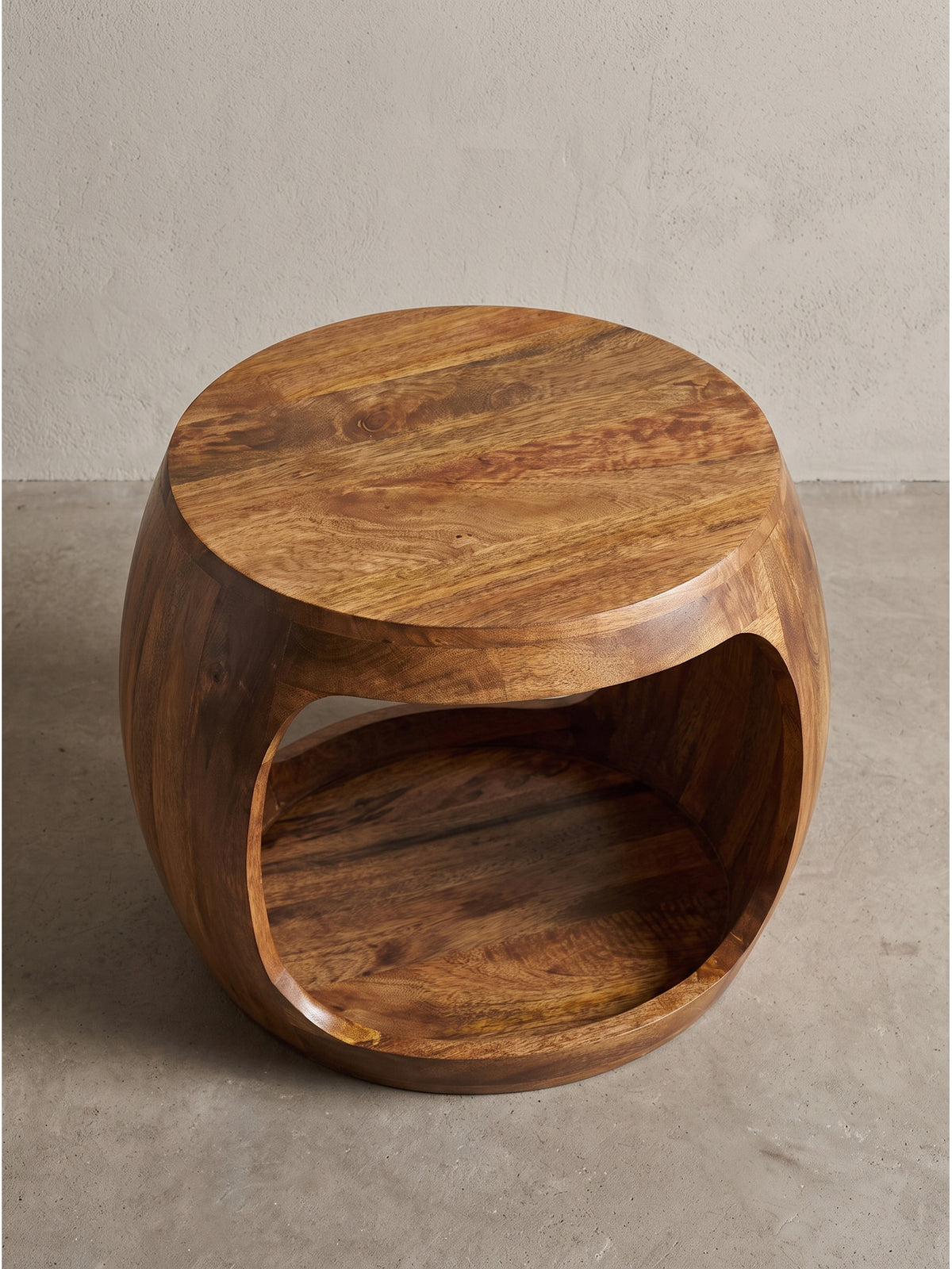 Leicht schräge Ansicht des 40 cm hohen Couchtisches aus echtem Mangoholz mit weichen abgerundeten Kanten und durchgehender Maserung_