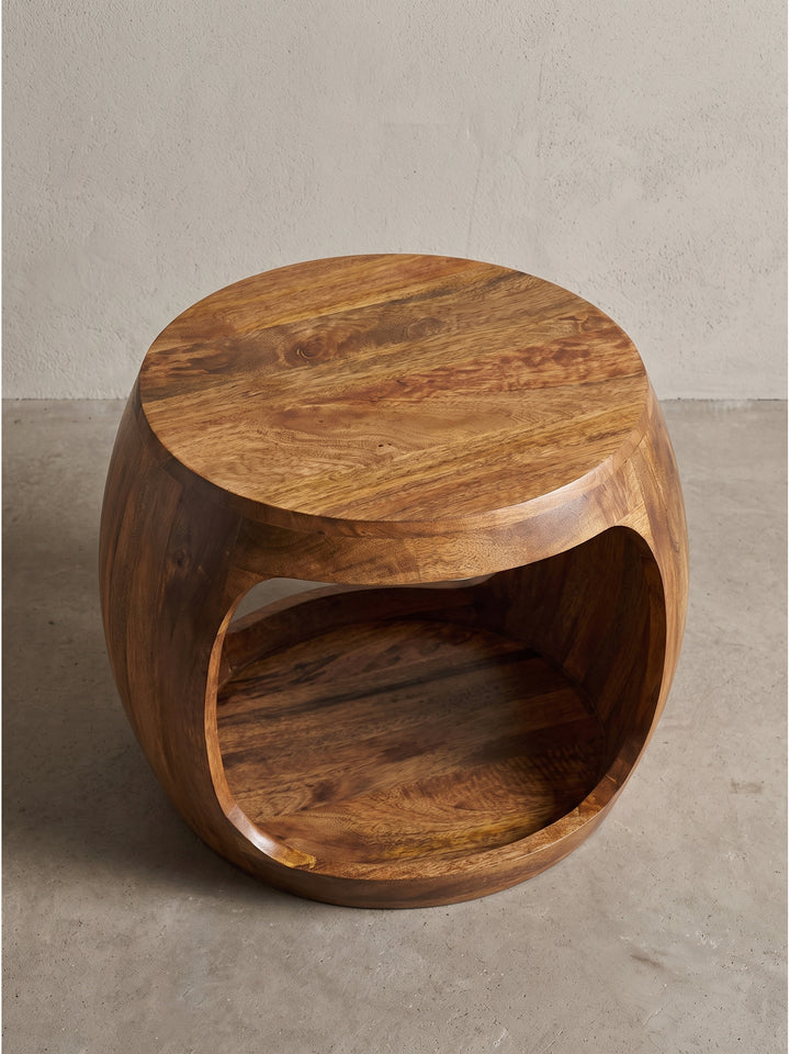 Leicht schräge Ansicht des 40 cm hohen Couchtisches aus echtem Mangoholz mit weichen abgerundeten Kanten und durchgehender Maserung_