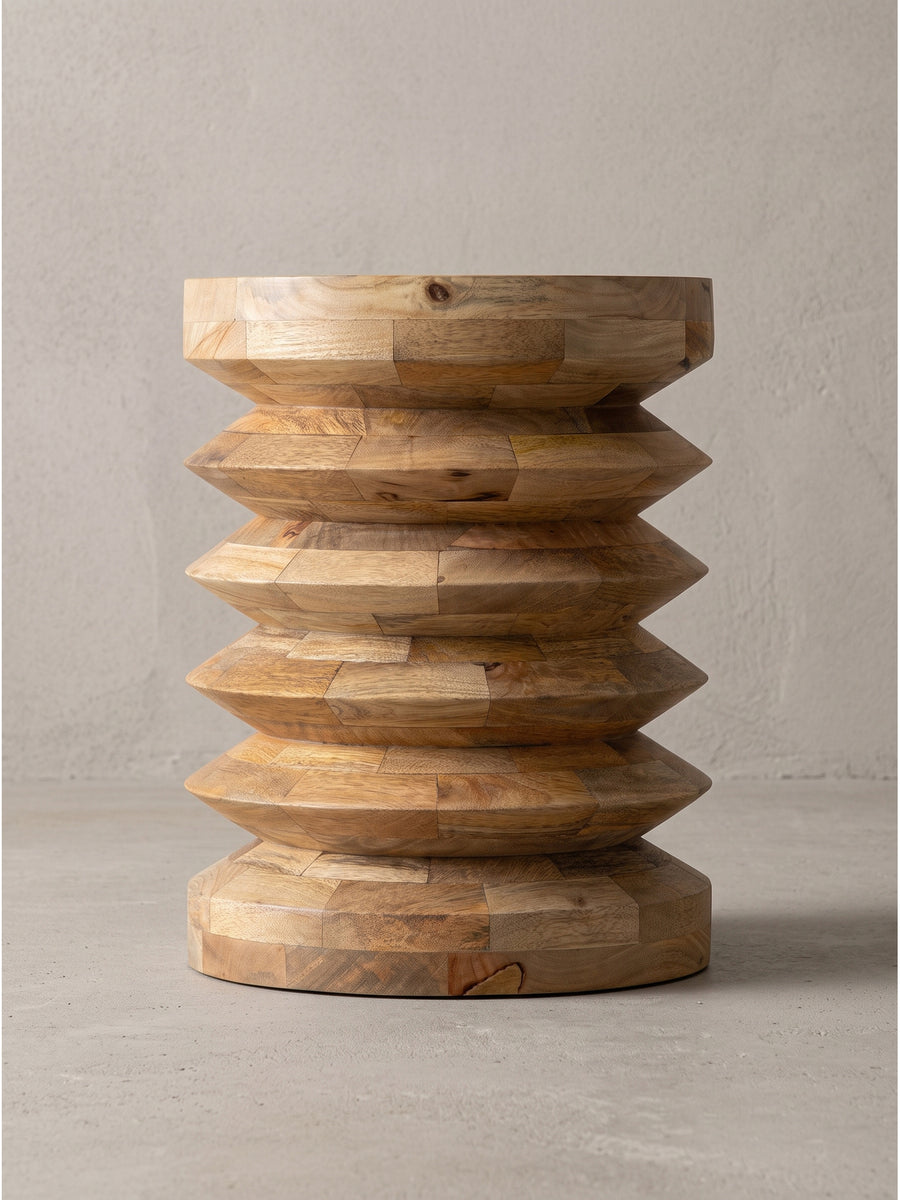 Seitenprofil des skulpturalen Holztisches, bei dem die tiefe Reliefstruktur und die massive 2,5 cm starke Tischplatte deutlich sichtbar sind._