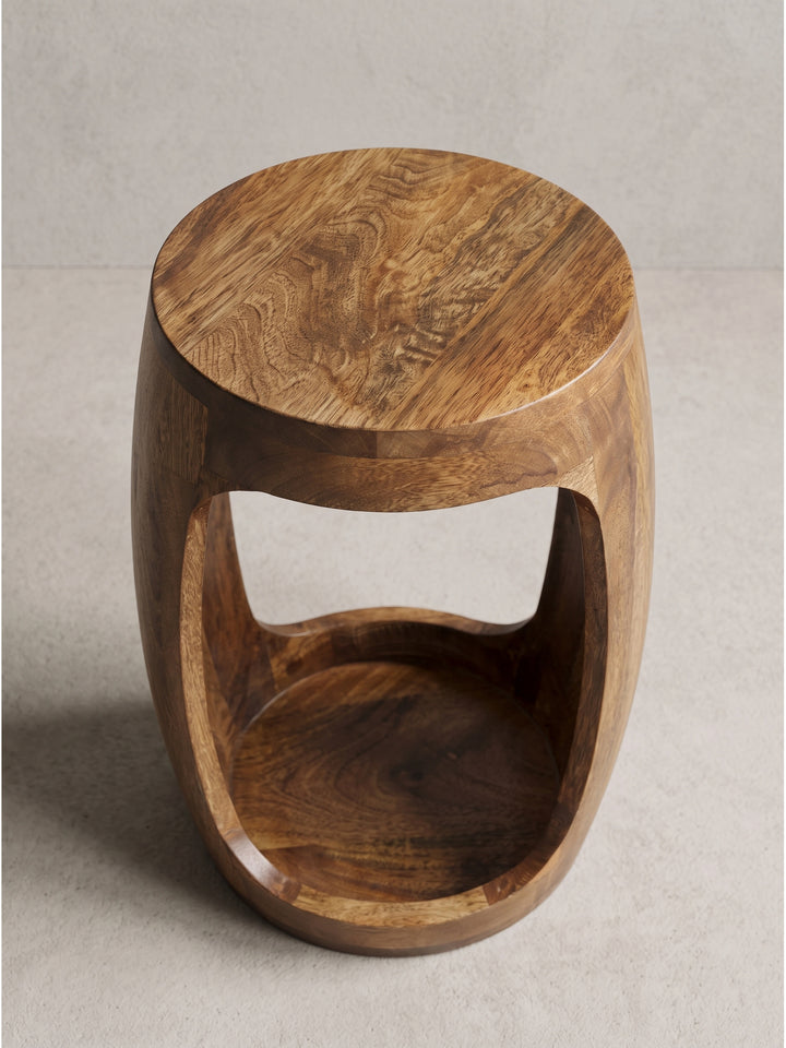 Schrägansicht des runden Holztisches im modernen Design mit durchgehender warmer Holzmaserung und abgerundeten Kanten_