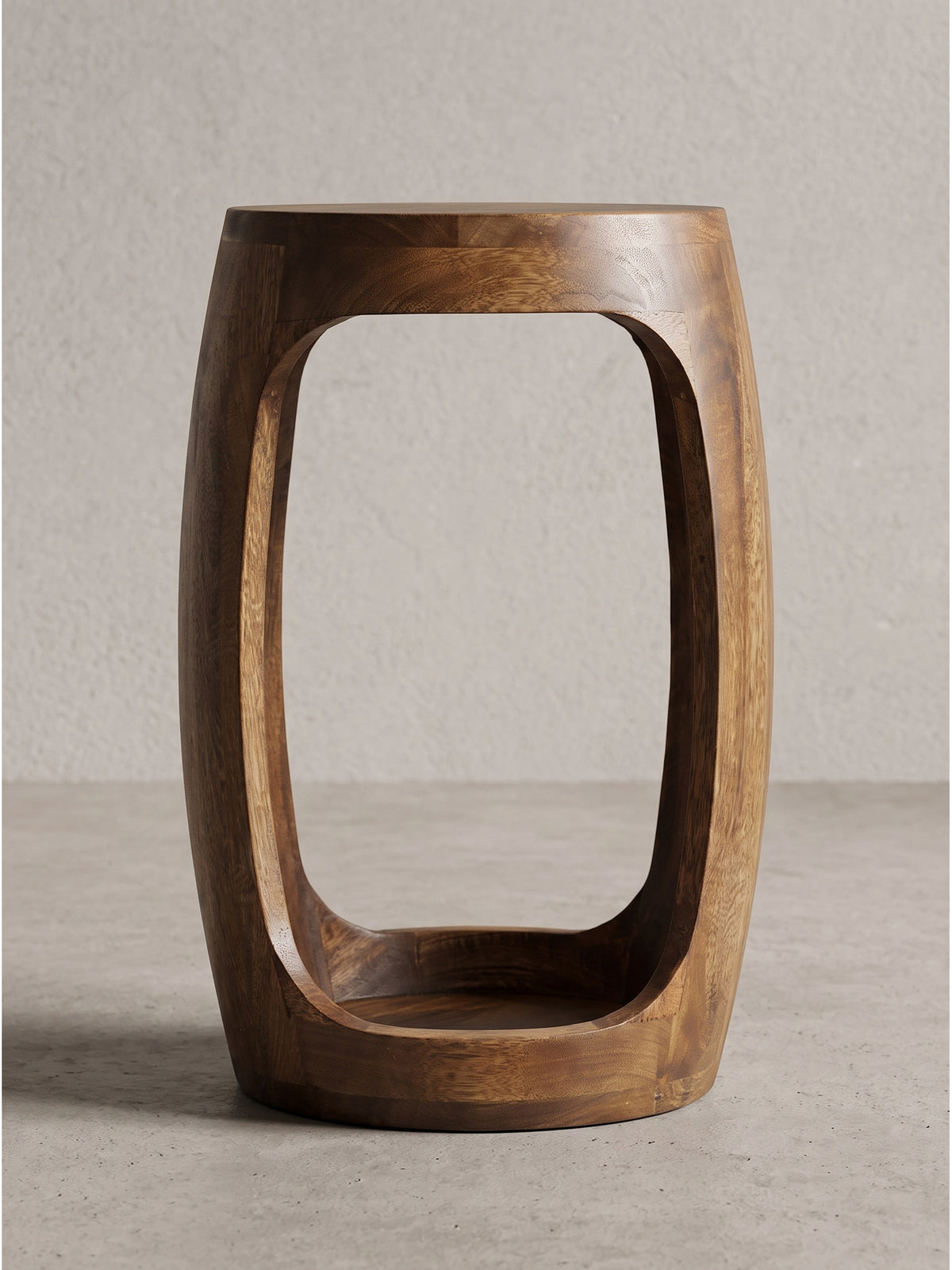 Seitenansicht des platzsparenden Couchtisches aus Holz der sich flexibel als Pflanzenhocker oder Nachttisch einsetzen lässt_