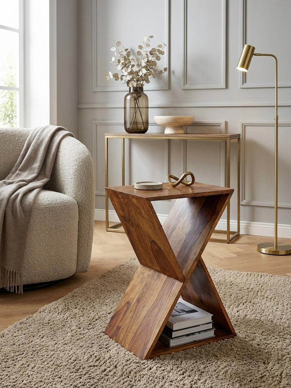 Beistelltisch in X-Form aus massivem Sheesham Holz, elegant platziert neben einem Sofa in einem modernen, lichtdurchfluteten Wohnzimmer mit Holzboden._