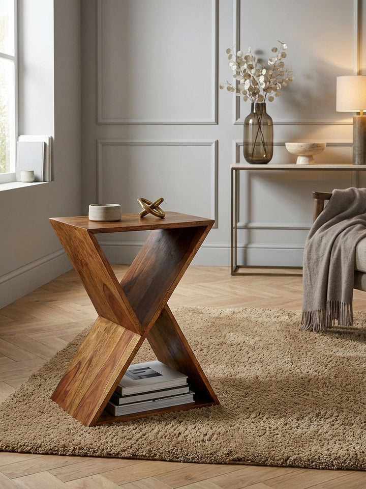 Einzigartiger Massivholz-Anstelltisch in X-Form von oben gesehen, zeigt die 43x30 cm Tischplatte und die Integration in ein stilvolles Wohnzimmer-Layout._