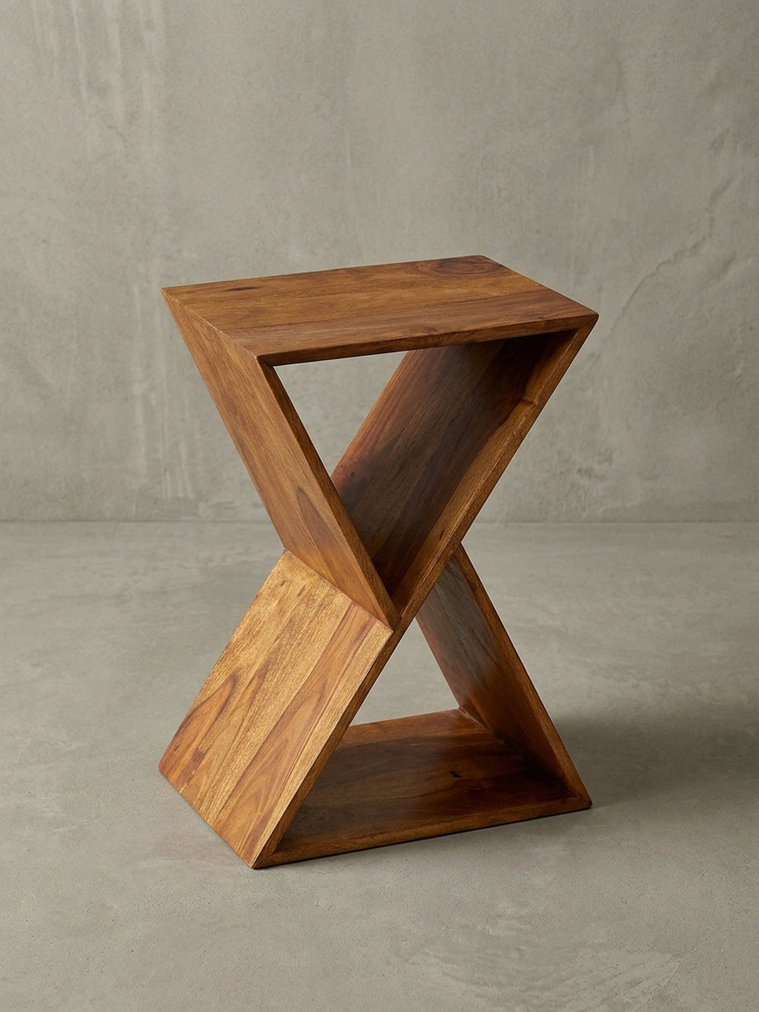Nahaufnahme einer Eckverbindung des X-förmigen Holztisches, die die handwerkliche Qualität und die Materialstärke von 1,5 cm demonstriert._