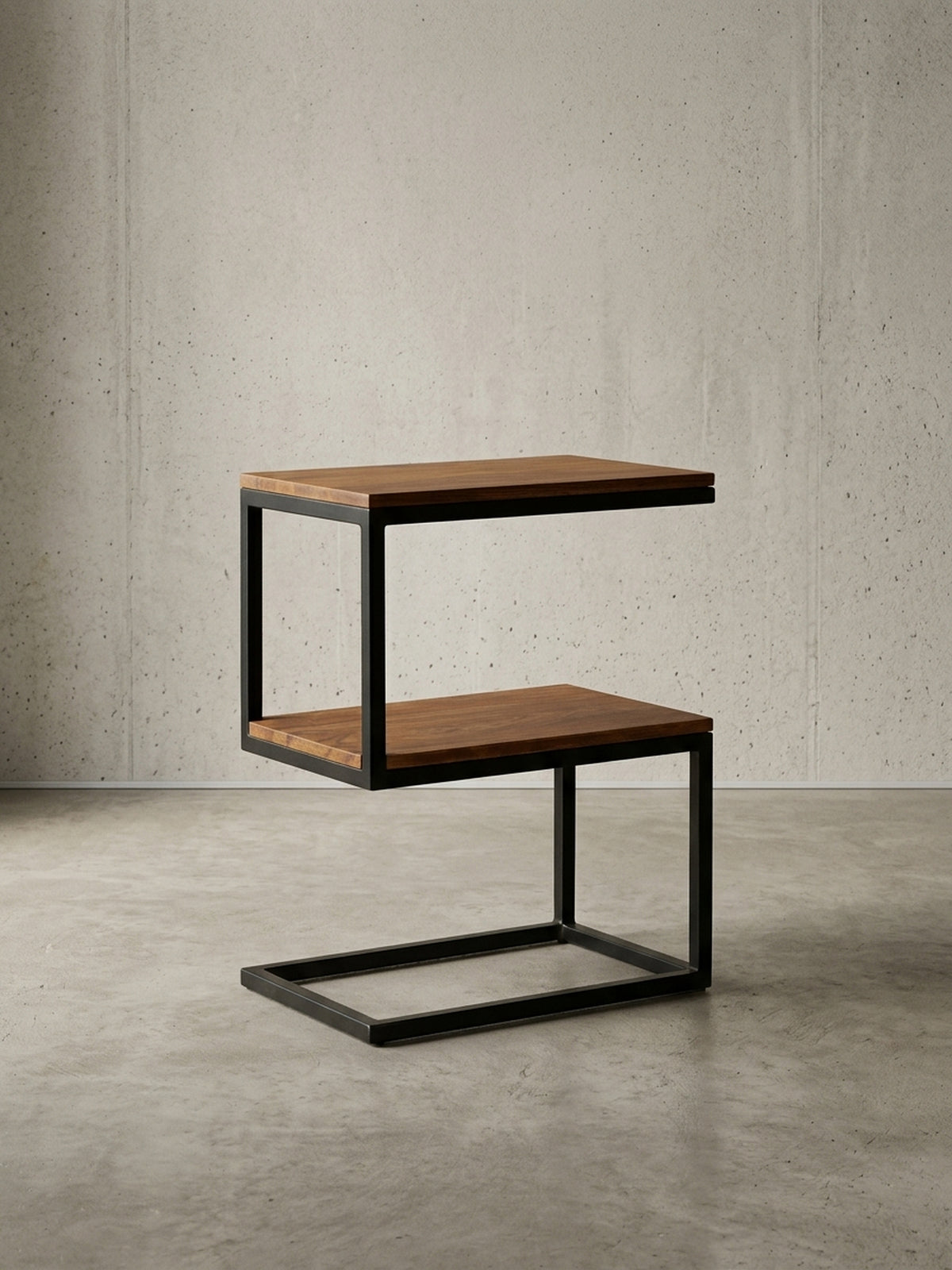 Freigestellter Beistelltisch im asymmetrischen S-Design. Die Kombination aus 60cm hohem, schwarzen Metallrahmen und zwei massiven Holzablagen unterstreicht den Loft-Charakter._