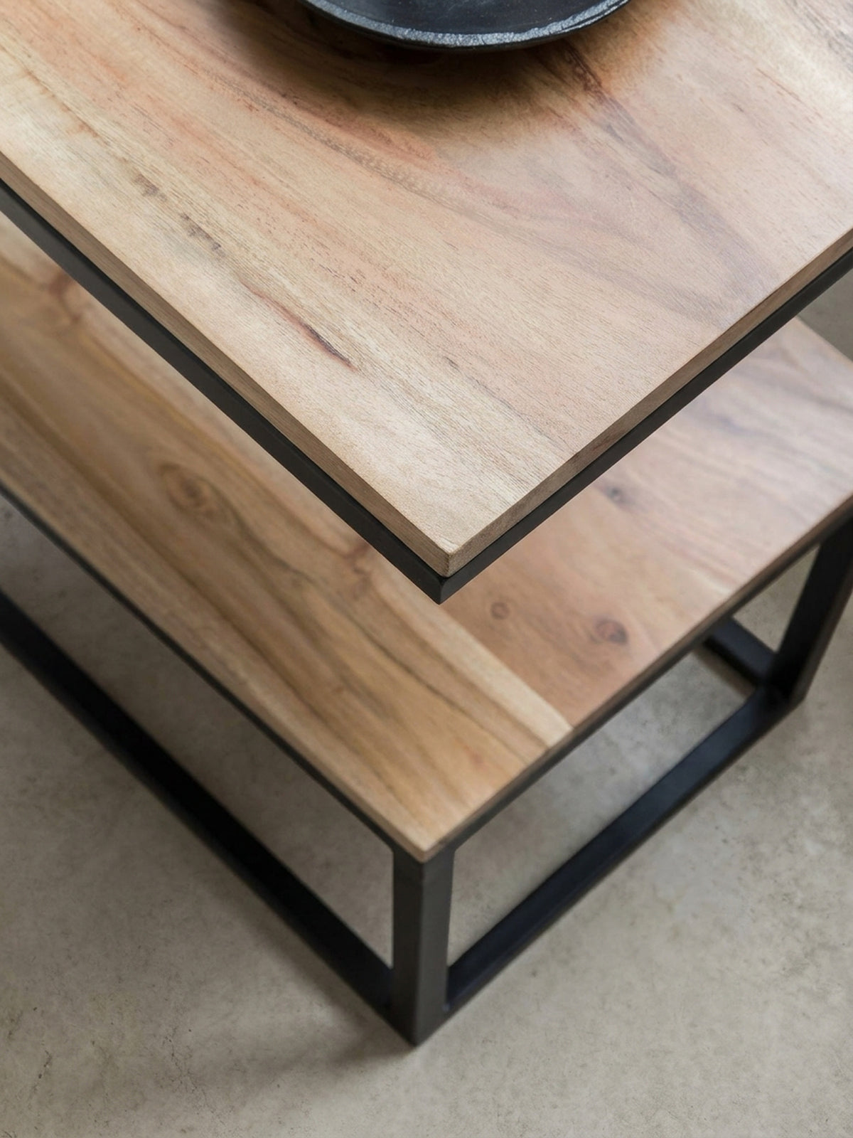 Gesamtansicht des eleganten Beistelltisches aus Holz und Metall. Der kompakte Wohnzimmertisch vereint massives Akazienholz mit industriellem Design für stilvolle Raumkonzepte.