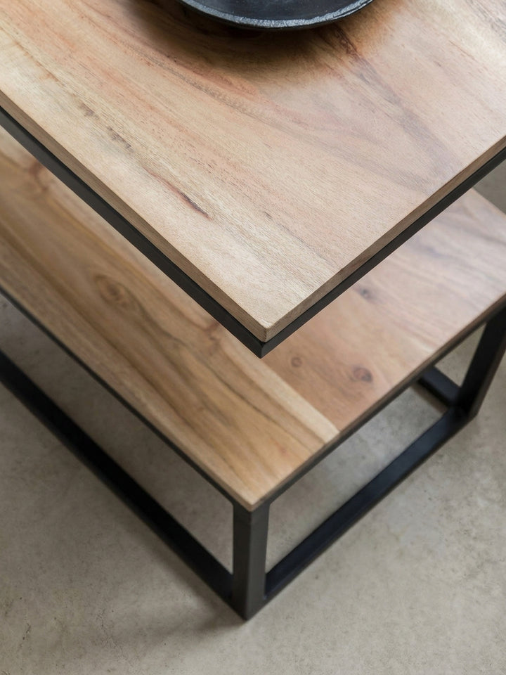 Gesamtansicht des eleganten Beistelltisches aus Holz und Metall. Der kompakte Wohnzimmertisch vereint massives Akazienholz mit industriellem Design für stilvolle Raumkonzepte._