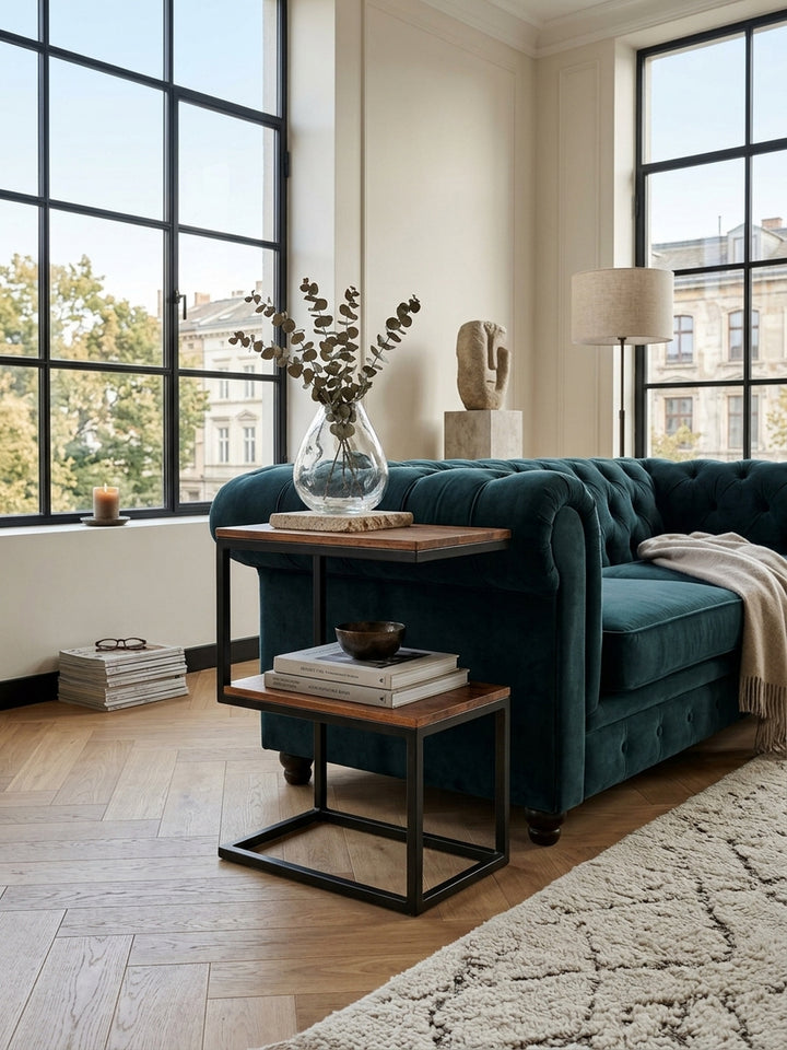 Draufsicht auf den S-Form Anstelltisch im modernen Industrie-Design. Das 45x30cm große Massivholz-Top mit markanter Maserung fügt sich harmonisch in die hochwertige Raumsituation ein._