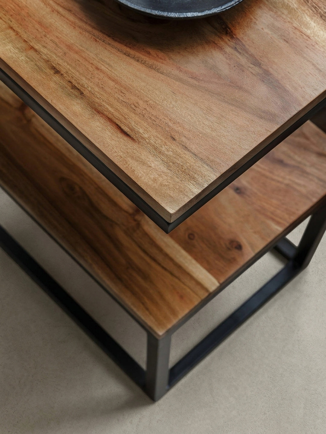 Gesamtübersicht des 45x60x30cm großen Ablagetisches. Ein funktionales und dekoratives Design-Möbelstück, das industrielle Kühle mit der Wärme natürlichen Massivholzes verbindet._