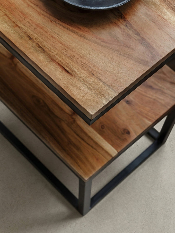 Gesamtübersicht des 45x60x30cm großen Ablagetisches. Ein funktionales und dekoratives Design-Möbelstück, das industrielle Kühle mit der Wärme natürlichen Massivholzes verbindet._