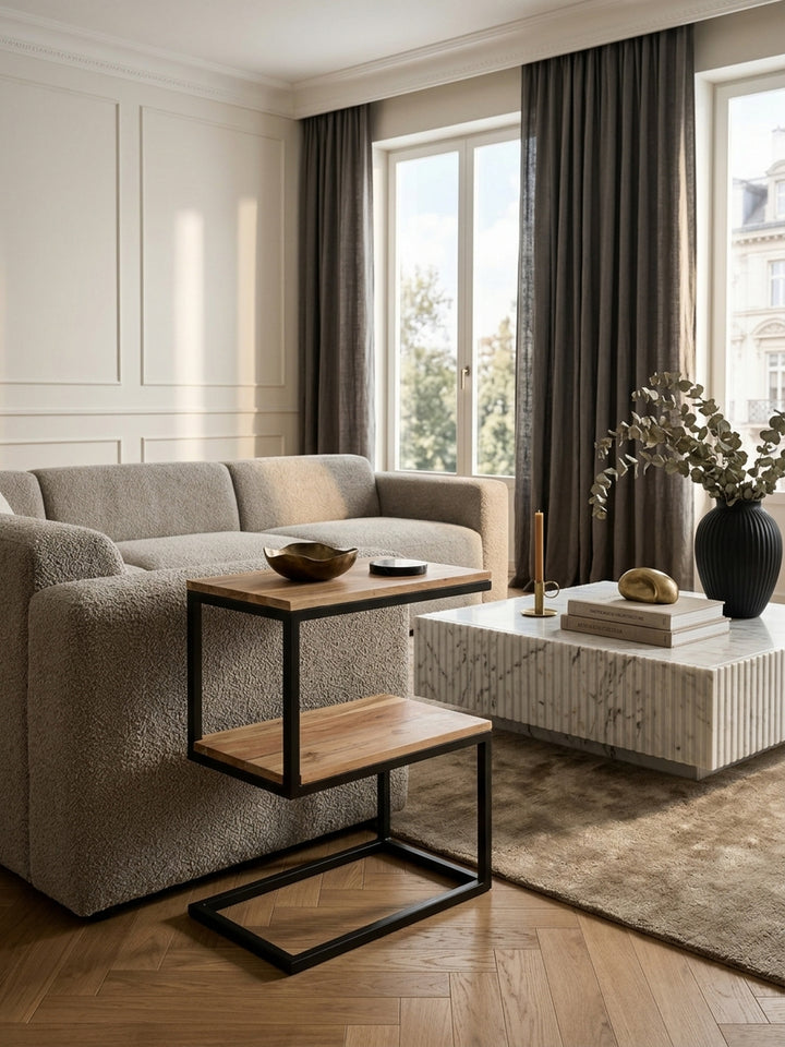 Aufsicht auf den eckigen Wohnzimmertisch im Landhaus-Stil. Die 45x30cm große Holzplatte aus Akazie mit natürlicher Maserung bildet einen warmen Kontrast zum Metallgestell._