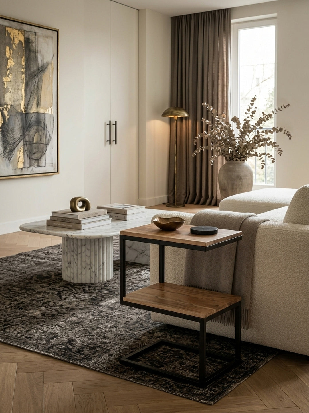 Moderner Beistelltisch aus Akazie Massivholz und schwarzem Metall in eleganter S-Form im luxuriösen Wohnzimmer. Der 60cm hohe Anstelltisch ergänzt die helle Couch perfekt._