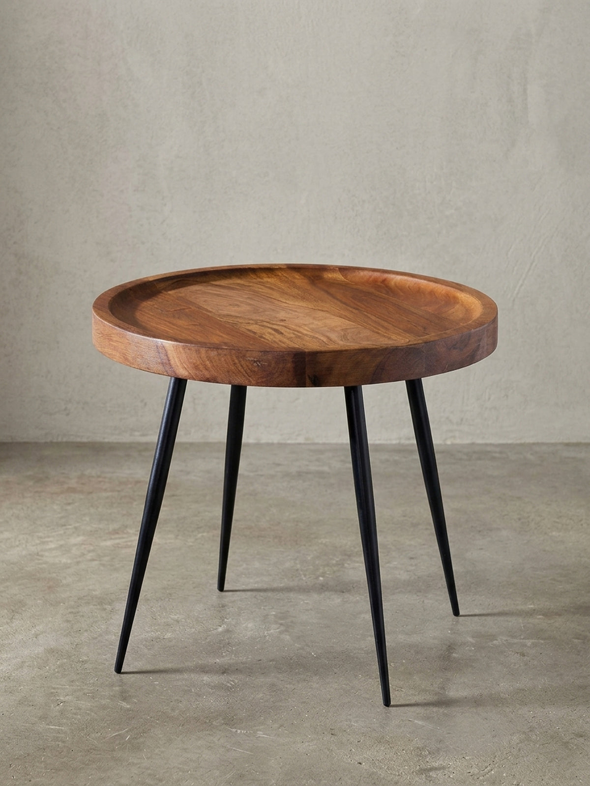 Gesamtübersicht des eleganten Abstelltisches aus Holz und Metall. Die reduzierte Formensprache macht den kleinen Couchtisch zum vielseitigen Begleiter in modernen Wohnräumen.