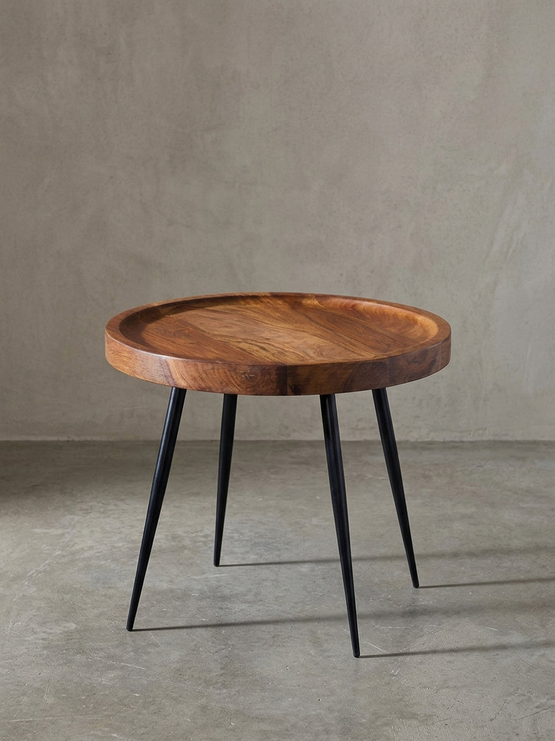Freigestellte Frontansicht: Kleiner Couchtisch 46x40x46 cm aus Naturholz. Das dreibeinige Design mit schwarzen Eisenbeinen unterstreicht den modernen Industrial Wohnzimmer Look._