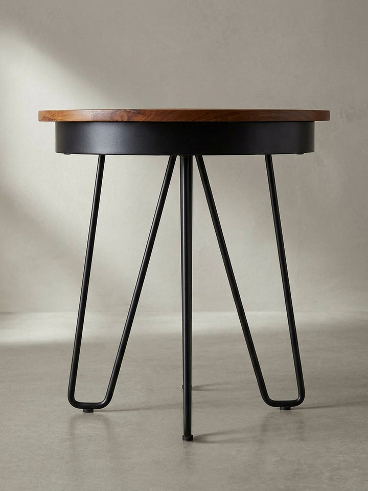 Klassischer Industrial-Style Sofatisch, der durch seine Kombination aus natürlichem Palisanderholz und kühlem Metallgestell in moderne architektonische Wohnräume passt._