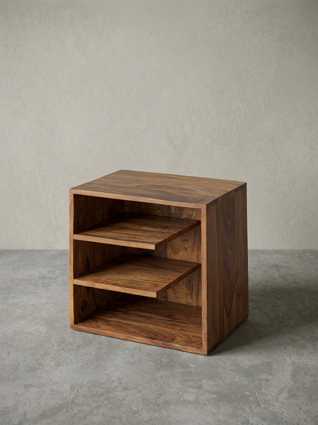Kleiner Wohnzimmertisch aus echtem Sheesham Massivholz in der Frontalansicht, klares kubisches Design mit 43cm Breite und Höhe sowie drei praktischen, symmetrischen Ablageflächen._