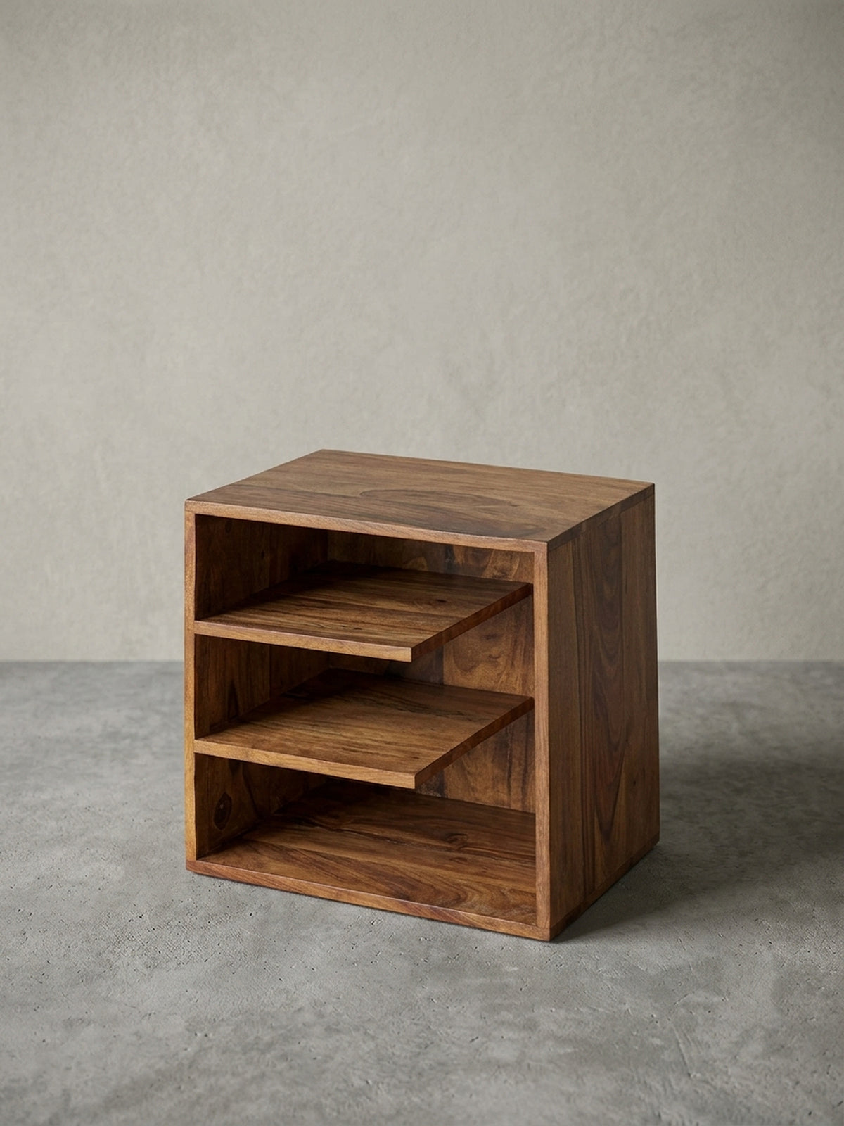 Kleiner Wohnzimmertisch aus echtem Sheesham Massivholz in der Frontalansicht, klares kubisches Design mit 43cm Breite und Höhe sowie drei praktischen, symmetrischen Ablageflächen._