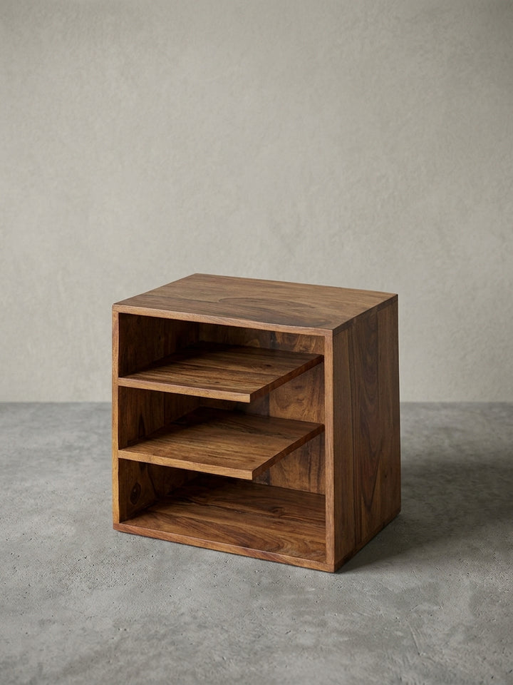 Kleiner Wohnzimmertisch aus echtem Sheesham Massivholz in der Frontalansicht, klares kubisches Design mit 43cm Breite und Höhe sowie drei praktischen, symmetrischen Ablageflächen._