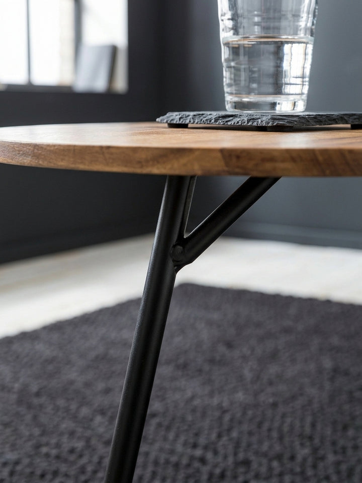 Nahaufnahme der edlen Sheeshamholz Oberfläche des Beistelltisches. Die feine, natürliche Holzmaserung harmoniert perfekt mit dem mattschwarz lackierten Metall des Industrial Couchtischs._