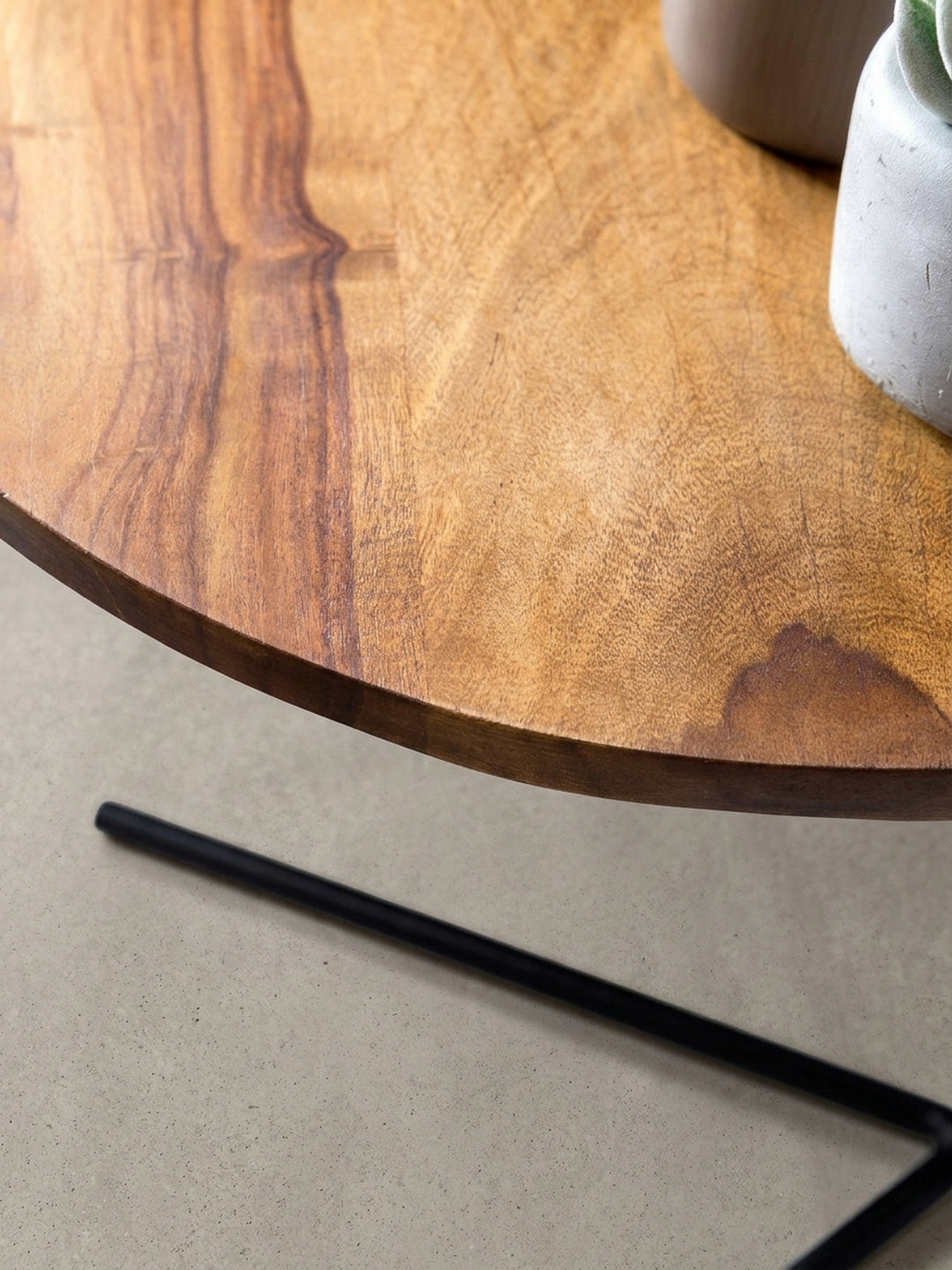 Übersicht des minimalistischen Designs. Dieser exklusive Beistelltisch vereint natürliche Echtholz Elemente mit kühlem Metall zu einem zeitlosen Möbelstück für stilvolle Wohnlandschaften._