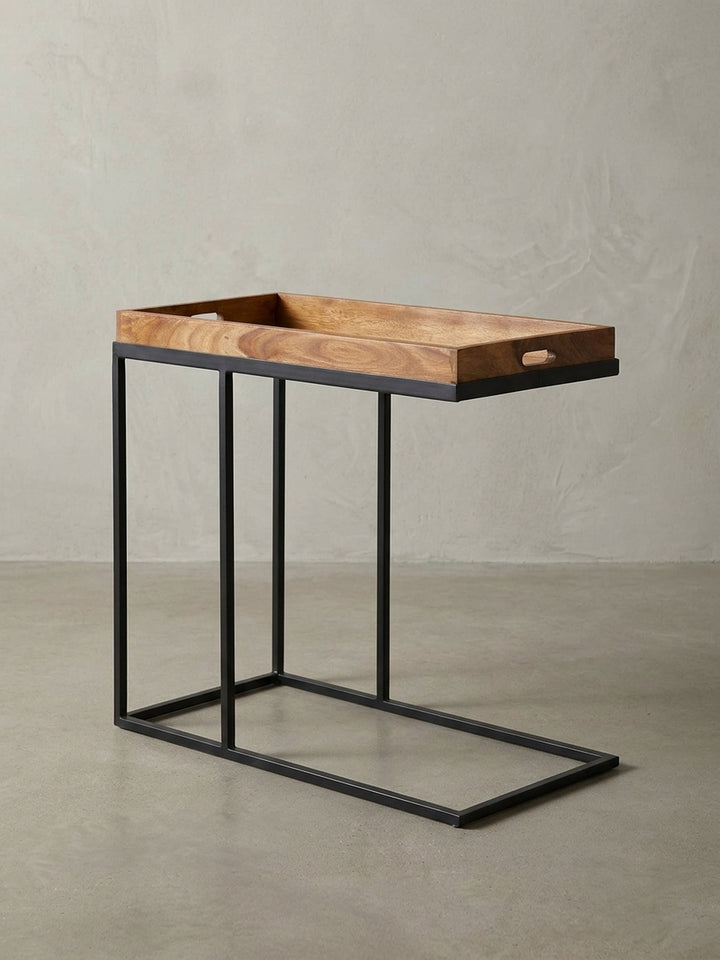 Moderner C-Tisch aus Naturholz und Metall in der Frontalansicht. Der praktische Beistelltisch zeigt seine markante Tablett-Form mit integrierten Griffmulden und schwarzem Gestell._