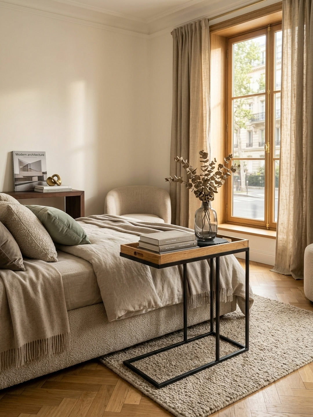 Draufsicht auf den 70x65x34 cm großen Tabletttisch im Wohnbereich. Die warme Maserung der Sheeshamholz-Platte kontrastiert perfekt mit dem hellen Teppich und dem Sofa-Arrangement._