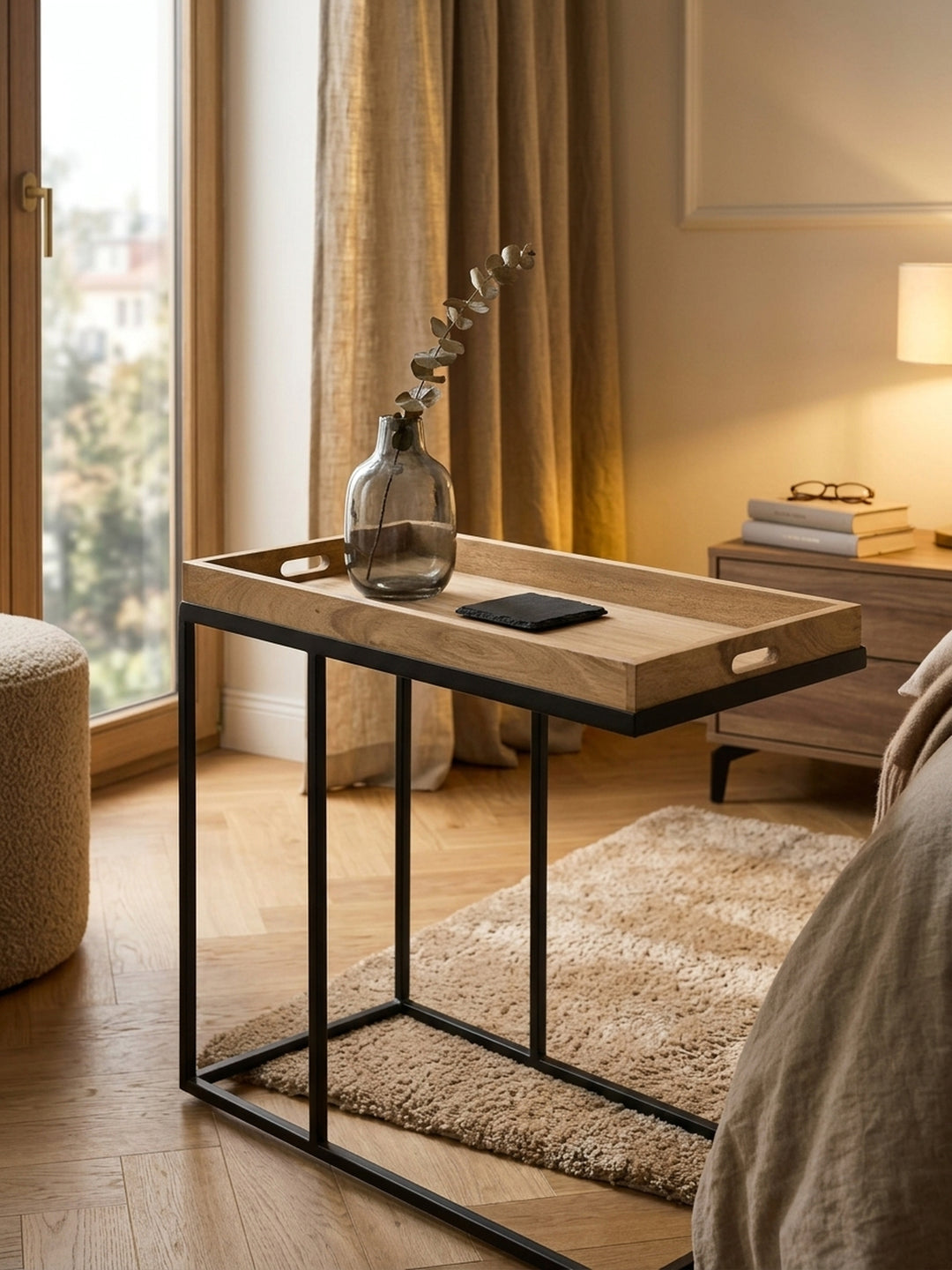 Nahaufnahme der edlen Holzmaserung des Sheeshamholz-Beistelltisches. Die feine Oberflächenstruktur der lackierten Massivholzplatte und das matte Metallgestell überzeugen im Detail._