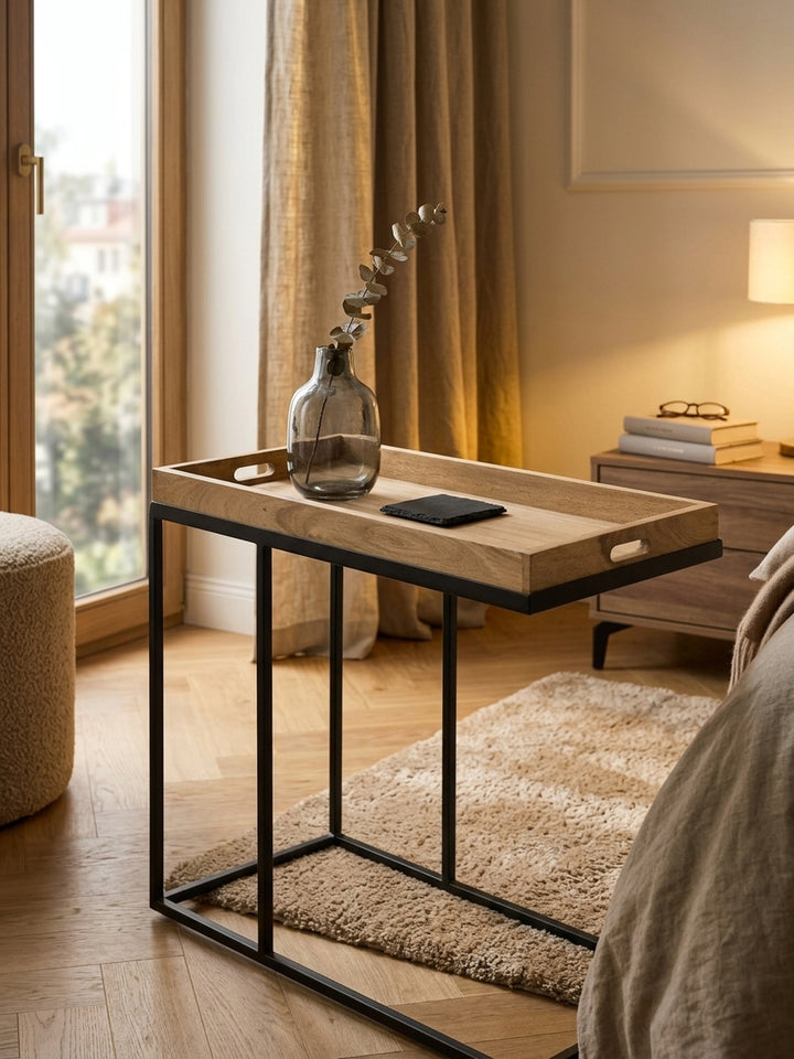 Nahaufnahme der edlen Holzmaserung des Sheeshamholz-Beistelltisches. Die feine Oberflächenstruktur der lackierten Massivholzplatte und das matte Metallgestell überzeugen im Detail._