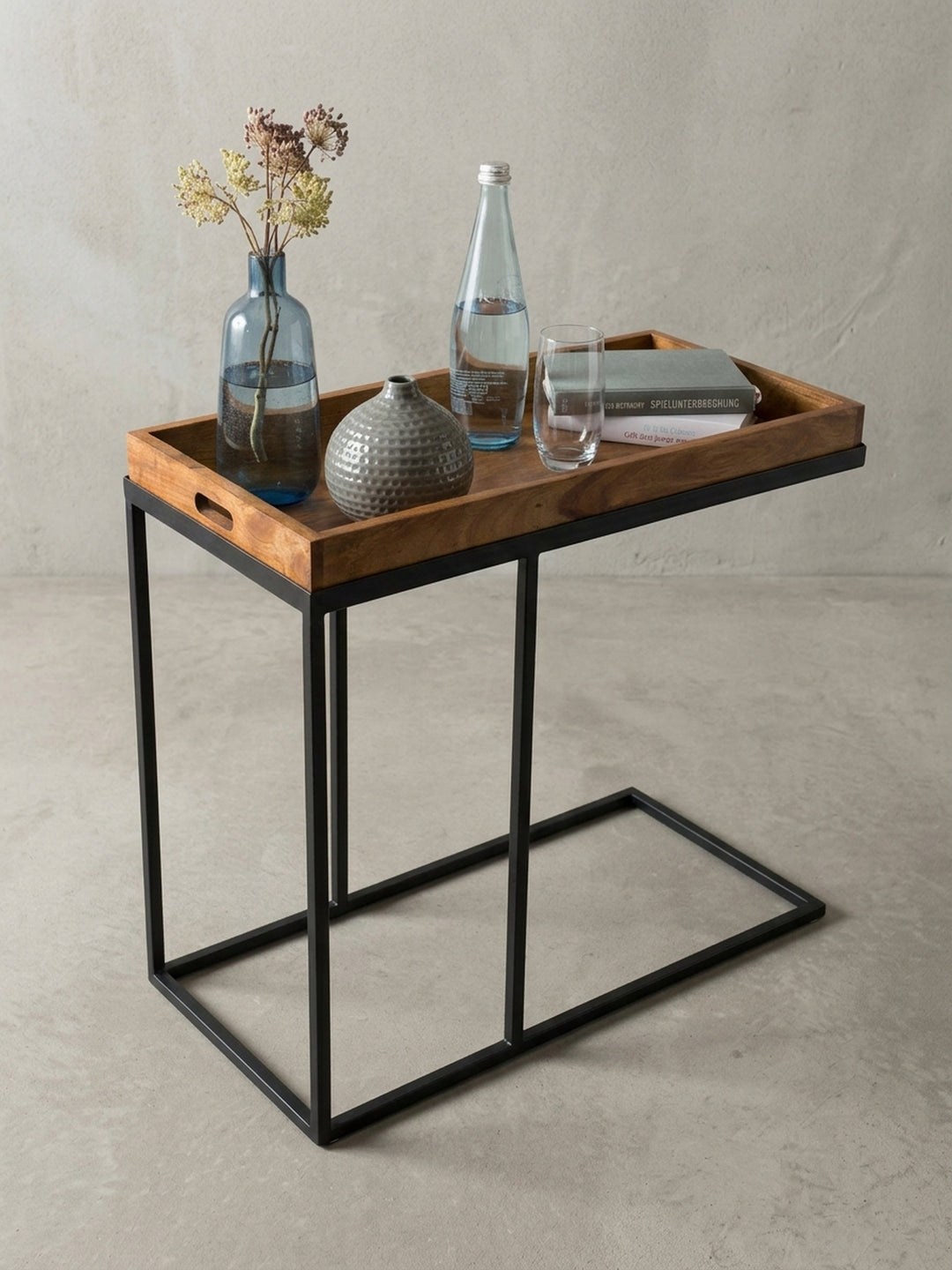 Alternative Perspektive des formschönen Beistelltisches für das Wohnzimmer. Die großzügige Ablagefläche von 70x34 cm bietet optimalen Platz für Laptops, Getränke oder Dekoration._
