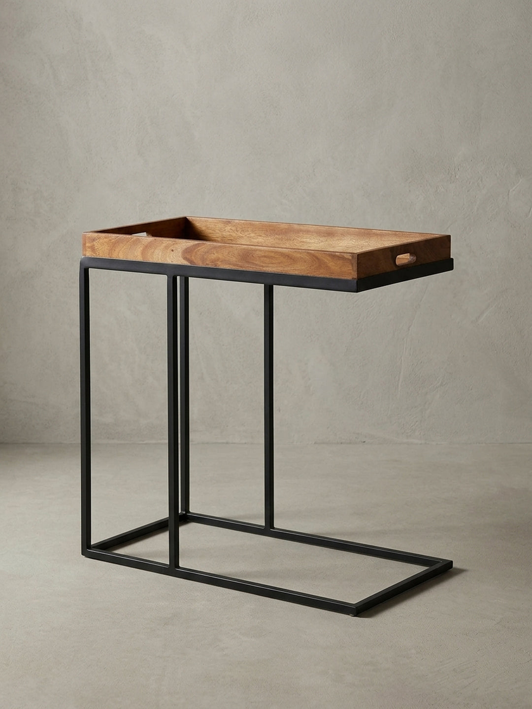 Gesamteindruck des zeitlosen C-Form Beistelltisches. Ein stilvoller Allrounder aus Sheeshamholz und Metall, der als Couchtisch oder flexibler Laptoptisch im Alltag bestens überzeugt._