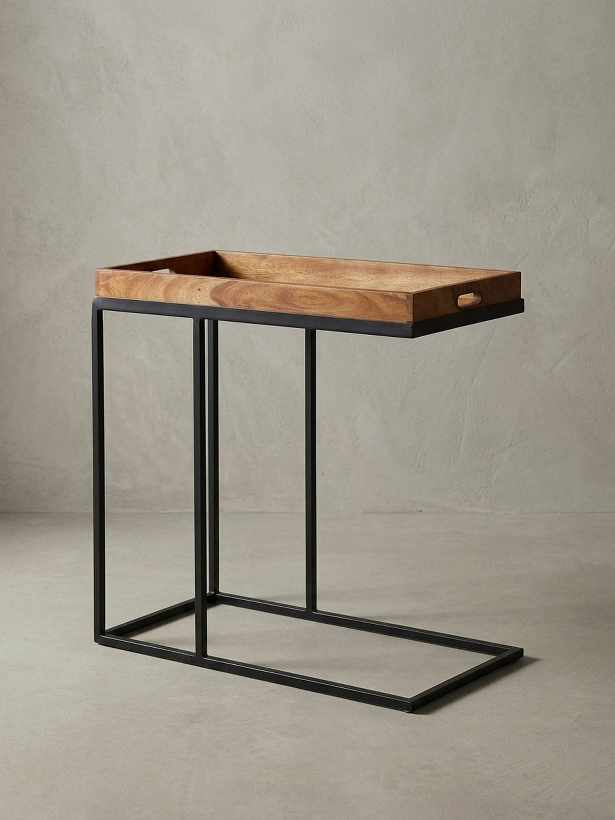 Gesamteindruck des zeitlosen C-Form Beistelltisches. Ein stilvoller Allrounder aus Sheeshamholz und Metall, der als Couchtisch oder flexibler Laptoptisch im Alltag bestens überzeugt.