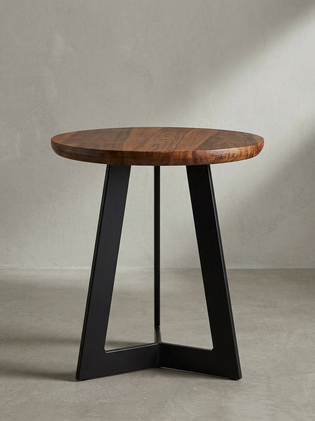 Eleganter Beistelltisch als gelungener Kontrast aus warmem Naturholz und kühlem schwarzen Metall für hochwertig eingerichtete moderne Wohnkonzepte._
