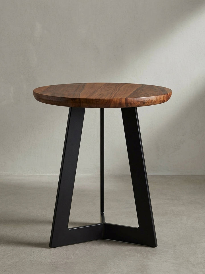 Eleganter Beistelltisch als gelungener Kontrast aus warmem Naturholz und kühlem schwarzen Metall für hochwertig eingerichtete moderne Wohnkonzepte._