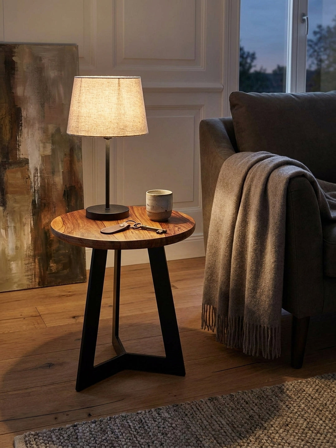 Kompakter Sheeshamholz Beistelltisch im Modern-Classic Wohnstil dekoriert mit einer handgetöpferten Wabi-Sabi Keramiktasse und altem Messingschlüssel._