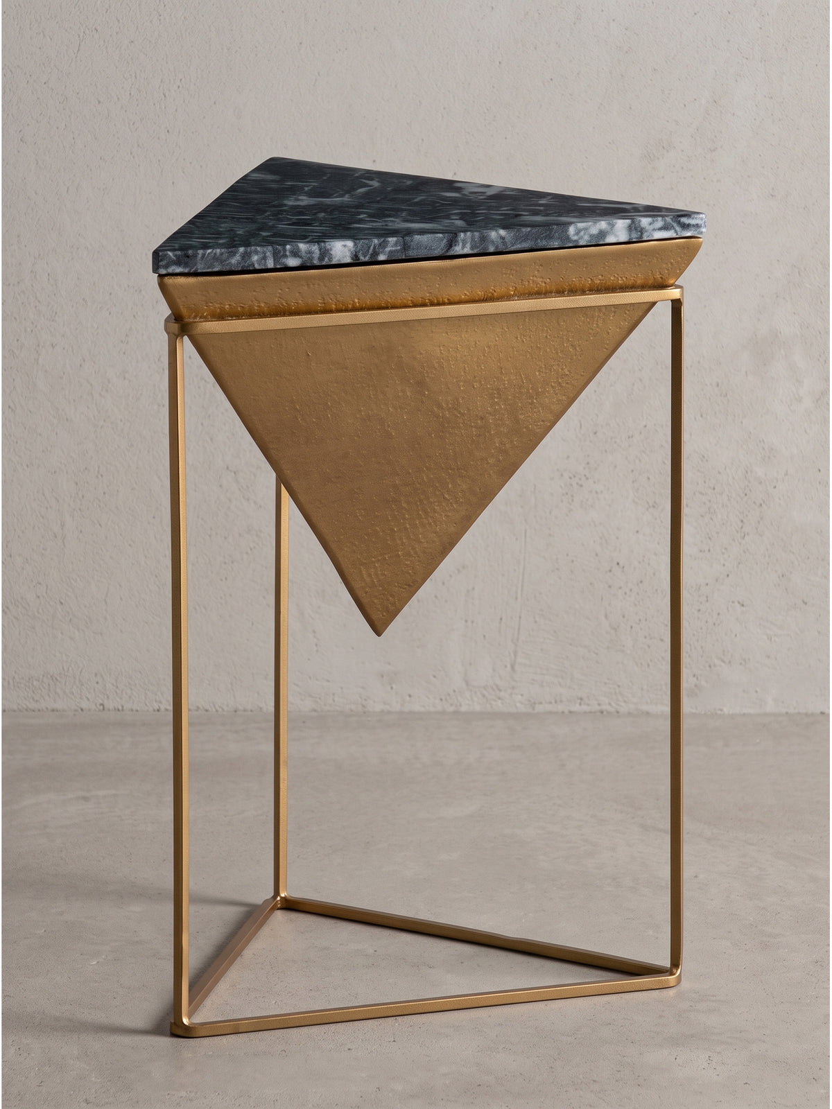 Dreieckiger Beistelltisch aus schwarzem Marmor 37x37x53 cm mit goldenem, skulpturalem Metallgestell in der Frontansicht._