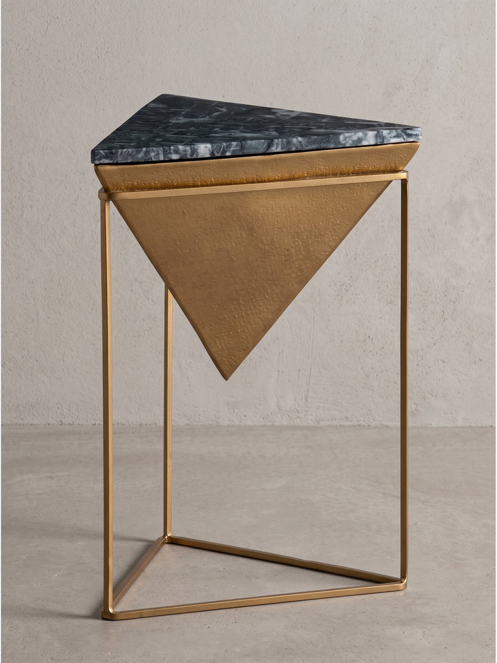 Dreieckiger Beistelltisch aus schwarzem Marmor 37x37x53 cm mit goldenem, skulpturalem Metallgestell in der Frontansicht._