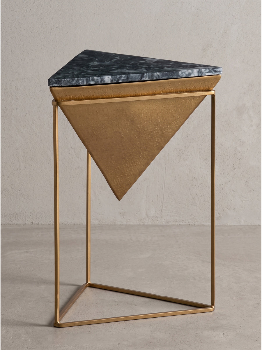 Dreieckiger Beistelltisch aus schwarzem Marmor 37x37x53 cm mit goldenem, skulpturalem Metallgestell in der Frontansicht._