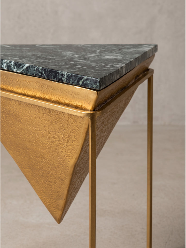 Vollansicht des dreieckigen Beistelltisches aus schwarzem Marmor mit strukturiertem goldenem Metallgestell in zeitlosem Design._