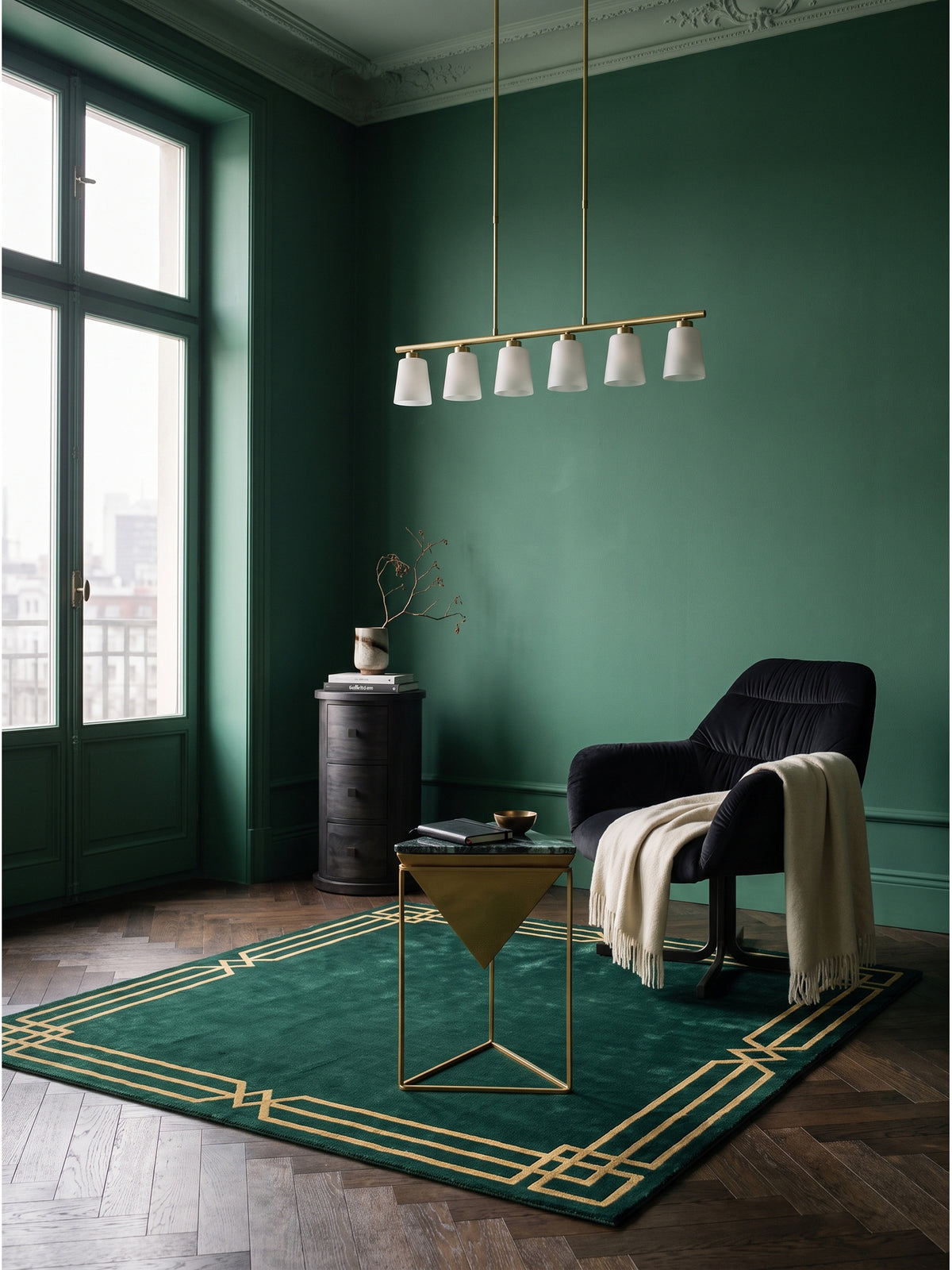 Geometrischer Beistelltisch aus dunklem Marmor und strukturiertem Goldmetall im eleganten Wohnzimmer neben einem Sessel arrangiert.