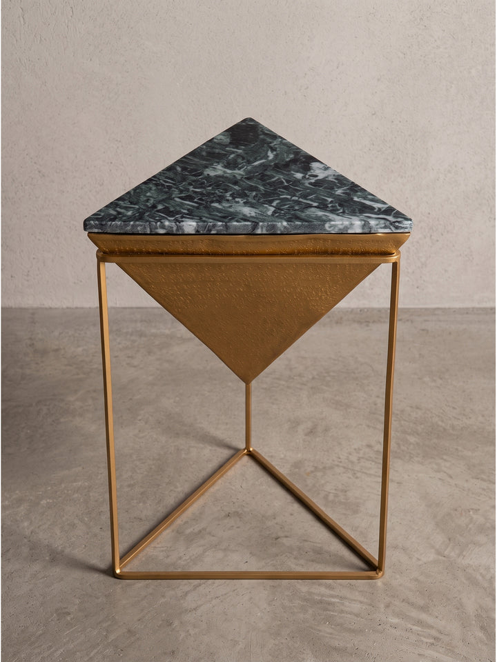 Geometrischer Beistelltisch aus schwarzem Marmor mit auffälligem goldenem Metallgestell in umgedrehter Dreiecksform von der Seite._