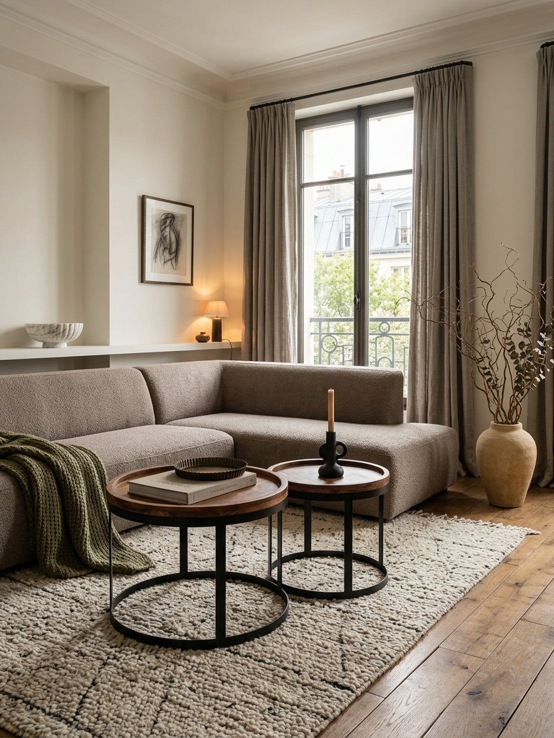 Satztische aus Sheesham Massivholz natur 53x53x45 cm in warmem modernem Wohnzimmer auf Sehr schwerer_