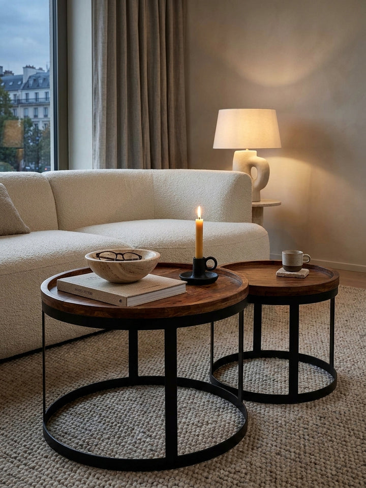 Satztische aus Sheesham Massivholz natur im Wohnzimmer dekoriert mit Wohnaccessoires auf Sehr schwerer_